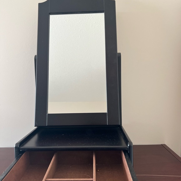 Jewelry box. Good condition. - Picture 2 of 3